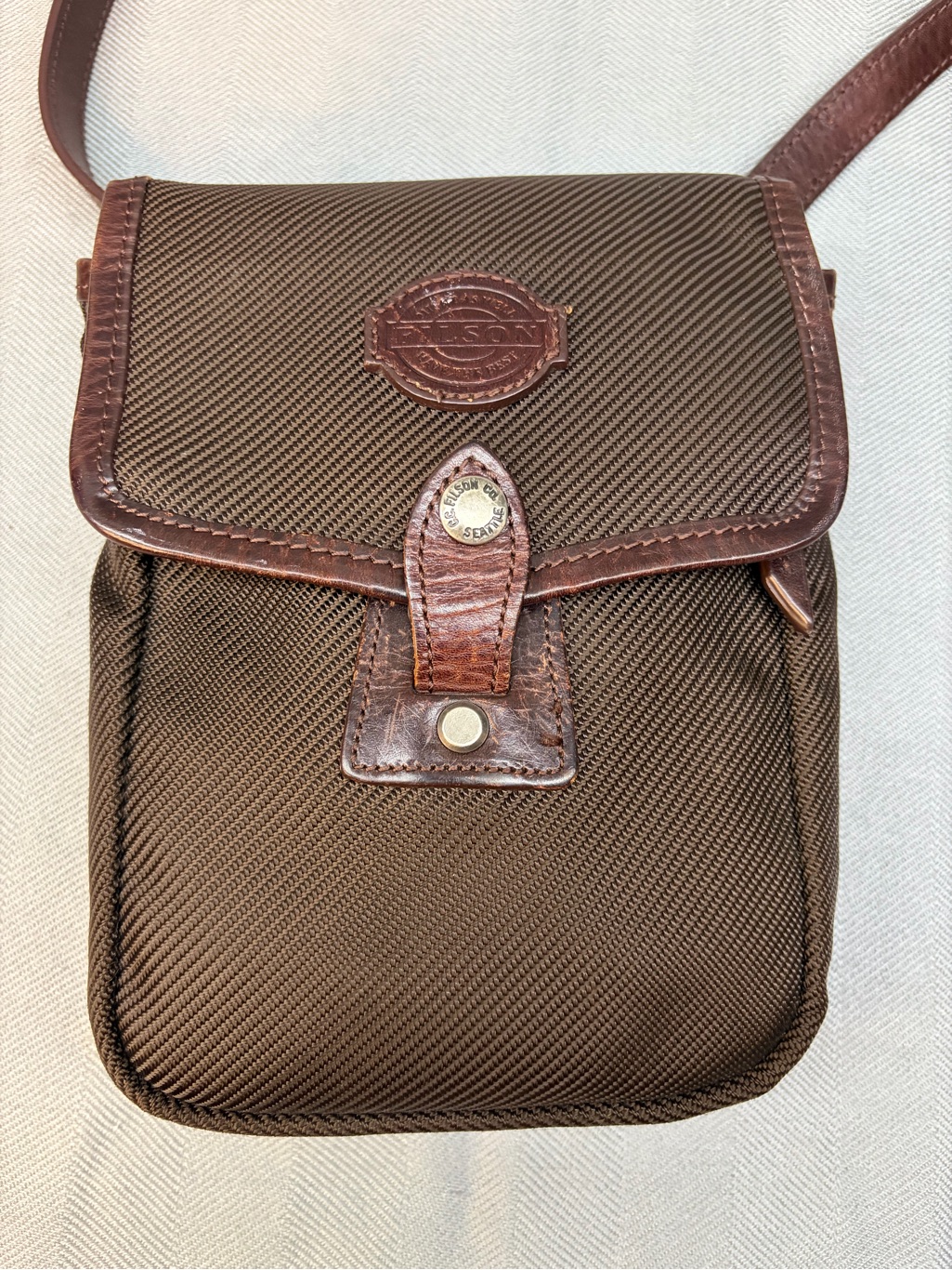 Filson Crossbody Adjustable Strap Multi Pocket Chocolate Brown Sm. Field Bag